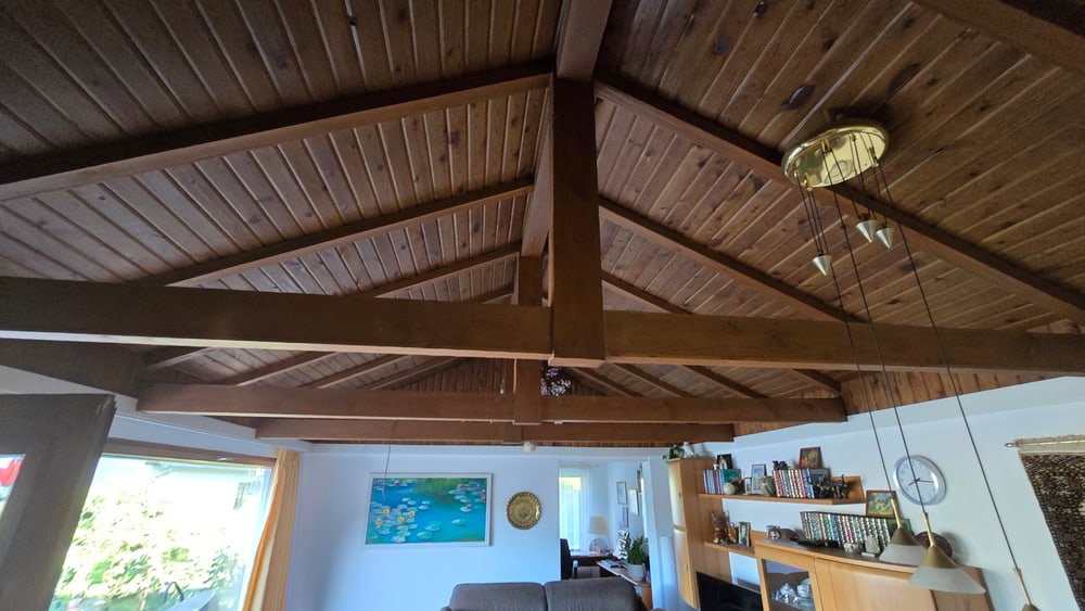 Vorher: dunkle Holzpaneeldecke mit Holzbalken im Wohn- und Essbereich