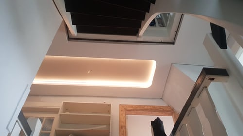 Spanndecke mit indirekter LED-Beleuchtung im Treppenhaus